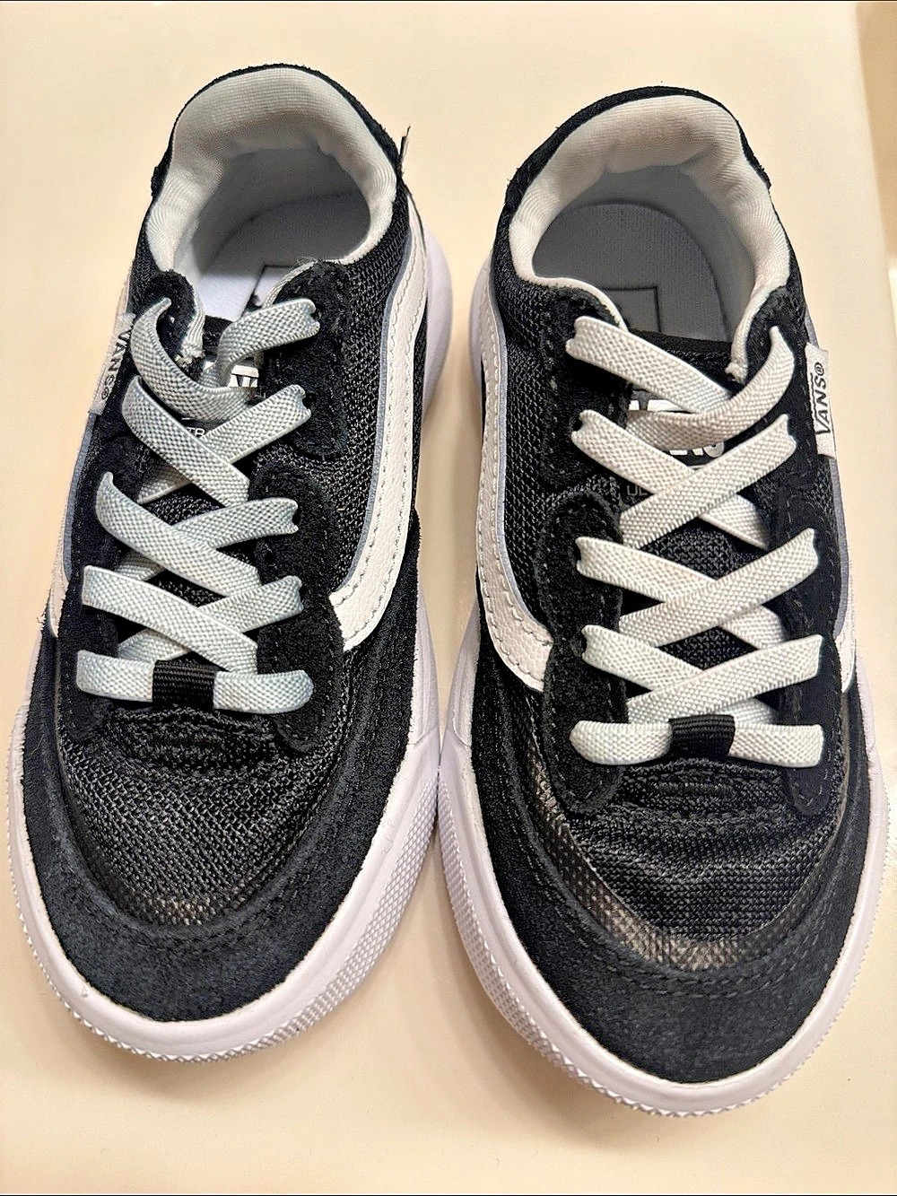 Vans UltraRange Black & White Sneakers Like New